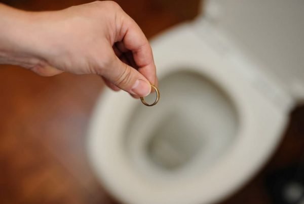 how-to-remove-wedding-ring-from-the-toilet